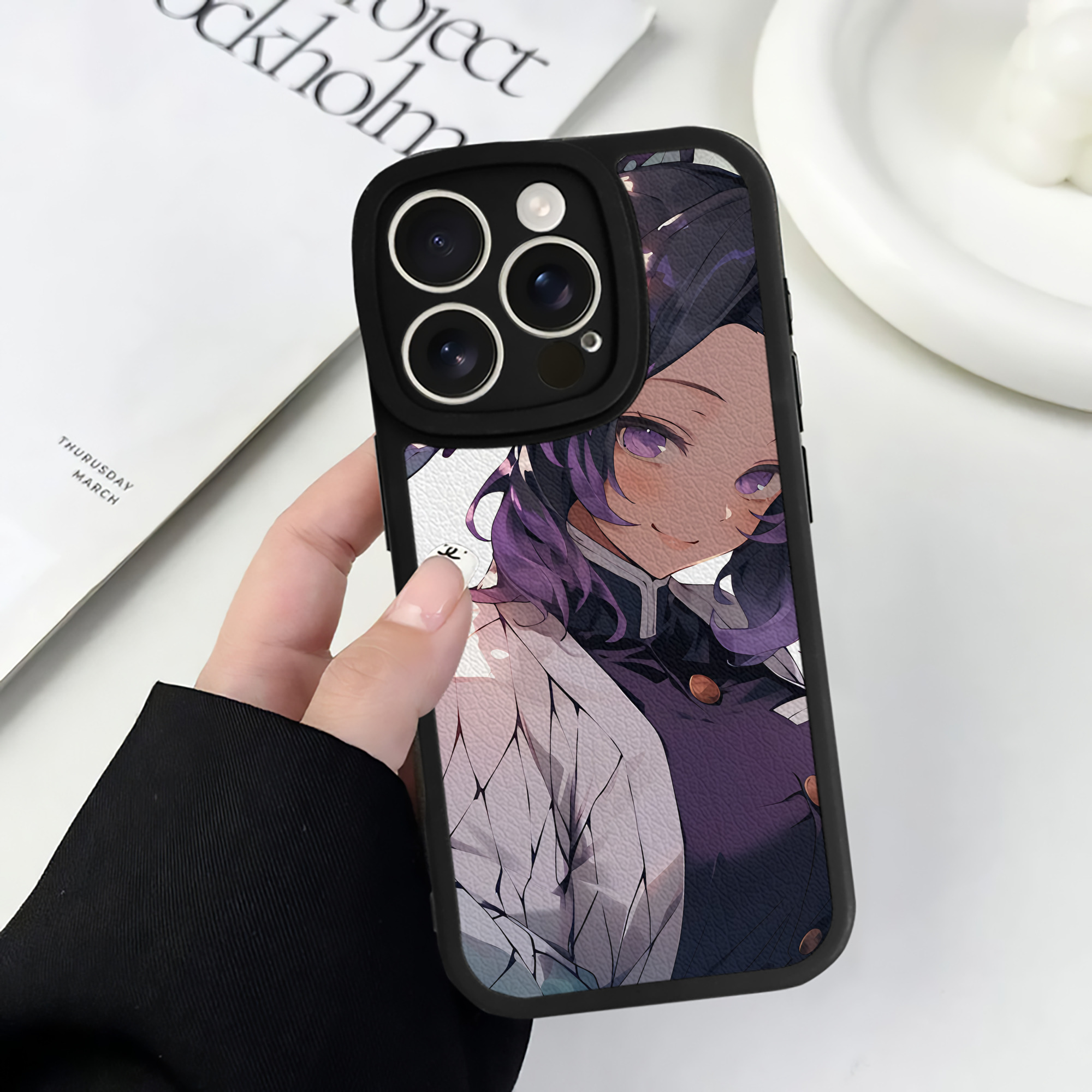 （画像用） 鬼滅の刃（きめつのやいば）蟲柱-胡蝶 しのぶ／こちょう しのぶ Kochou Shinobu 【iPhone 16シリーズ対応】シリコンスマホケース（レザー調） 材質：シリコン